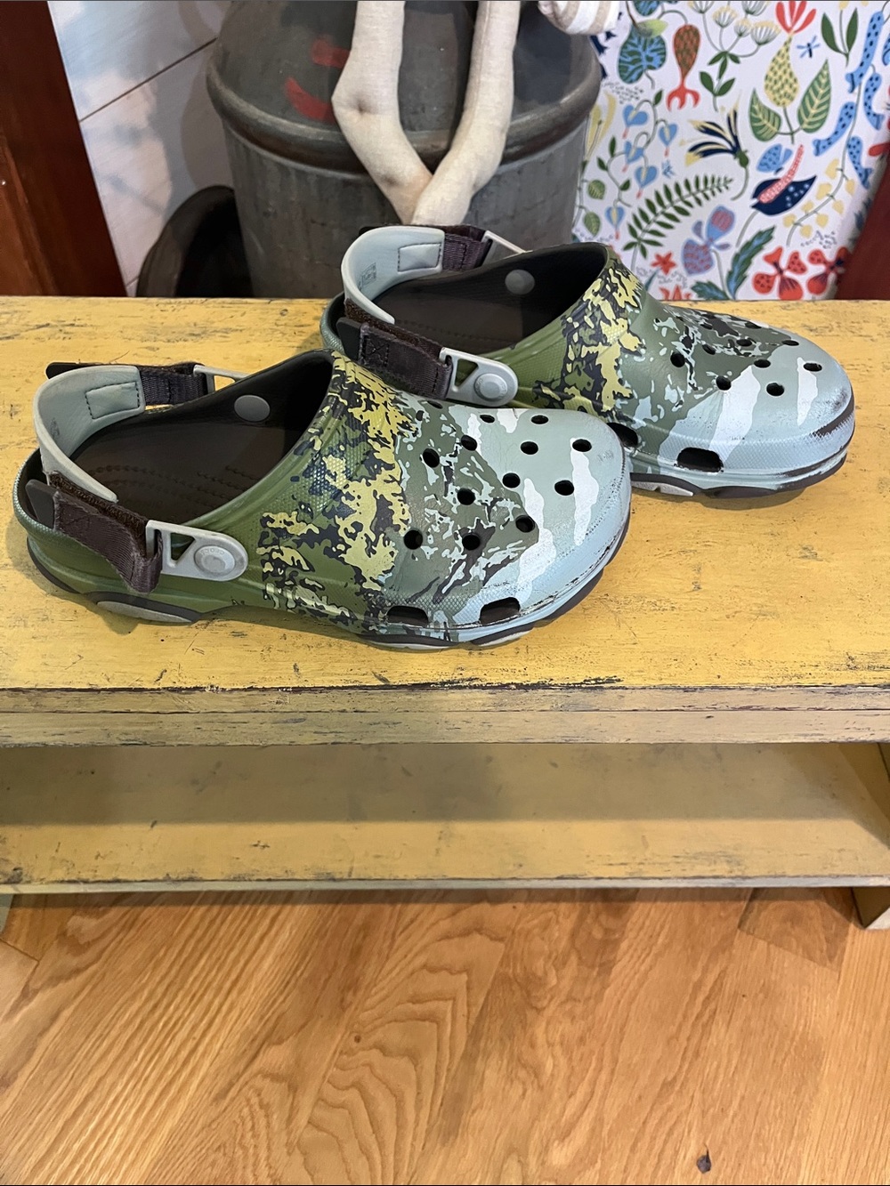 Men’s CROCs in Green Camo with Black Velcro Tabs for Adjustable Strap - Picture 7 of 8